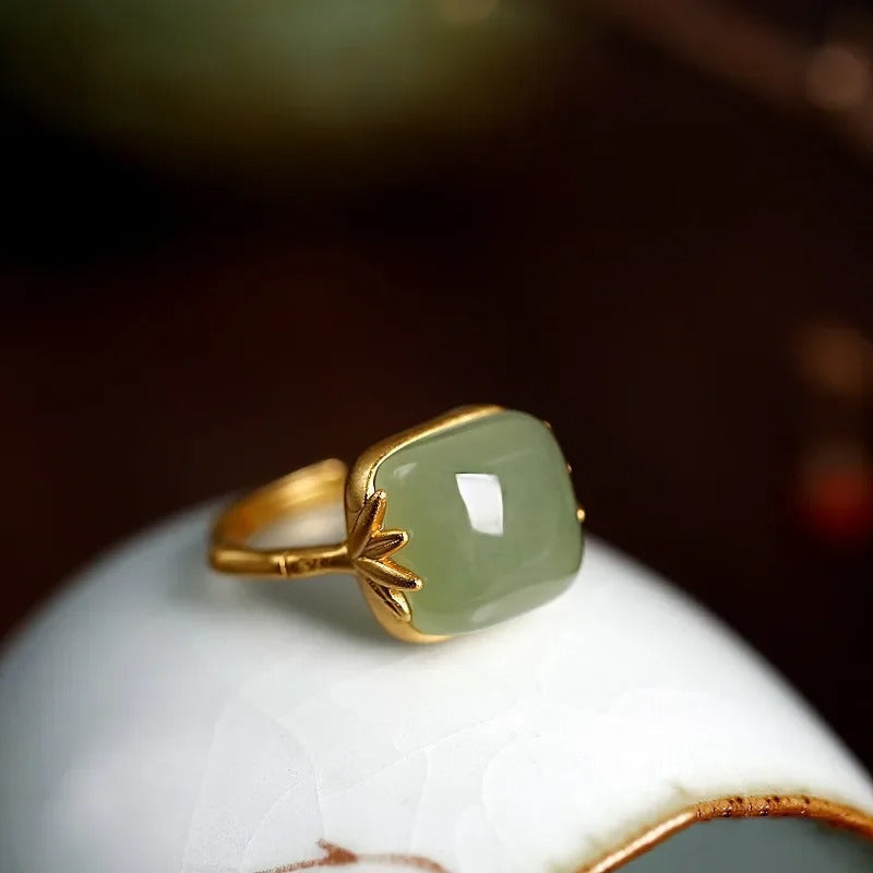 Anillo Ajustable Vintage de Jade Verde en Oro