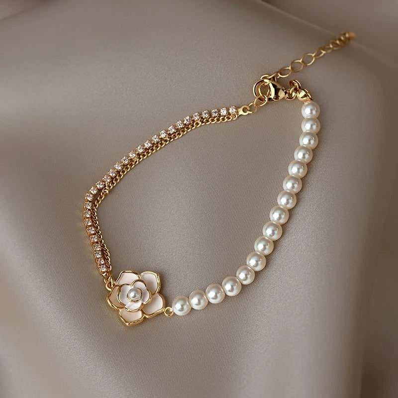 Pulsera Floral Vintage de Perla & Oro