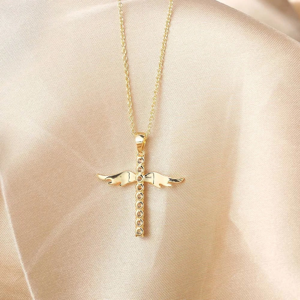Collar con Dije de Cruz Angelical con Alas en Oro