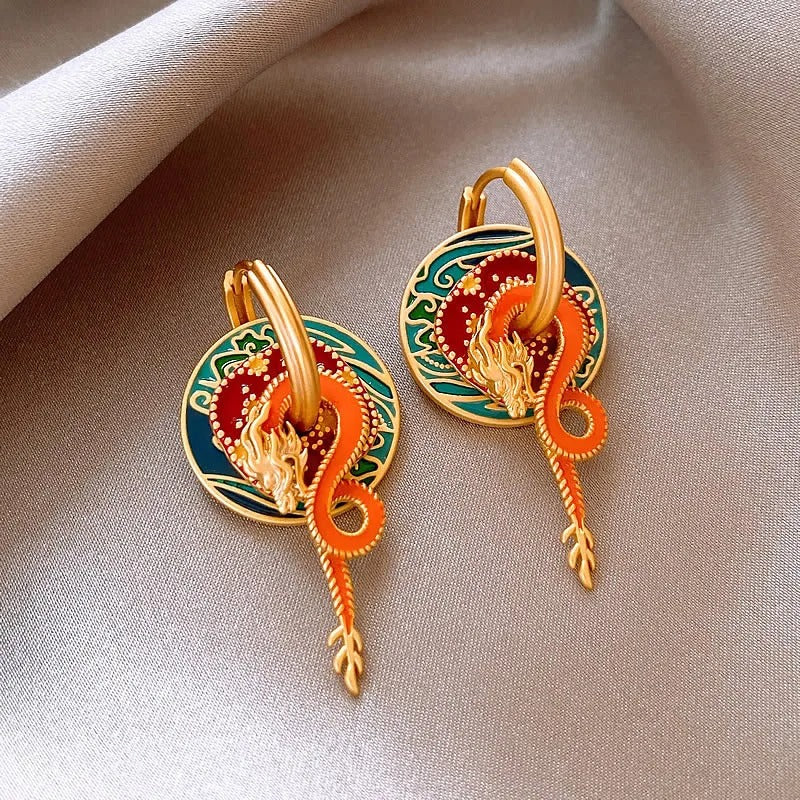 Aretes Clásicos con Diseño de Dragón & Llama Coloridos en Oro