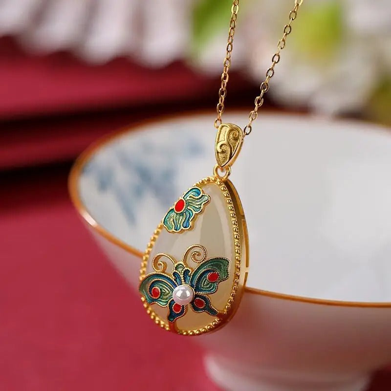 Collar Clásico de Diseño de Mariposa & Floral con Perla Vintage en Oro