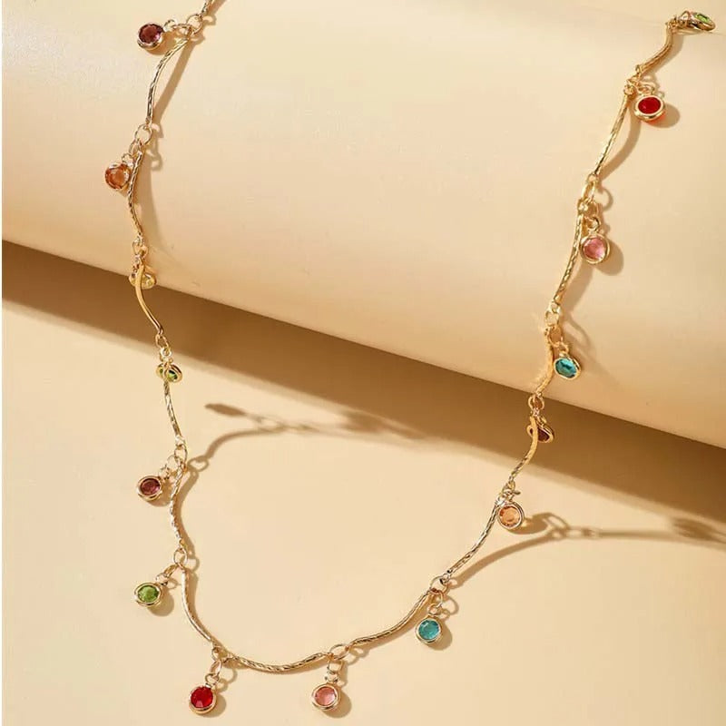Collar de Piedras de Colores Vibrantes & Cadena Trenzada en Oro