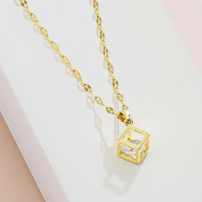 Collar con Dije de Cubo Cristalino en Oro Vintage