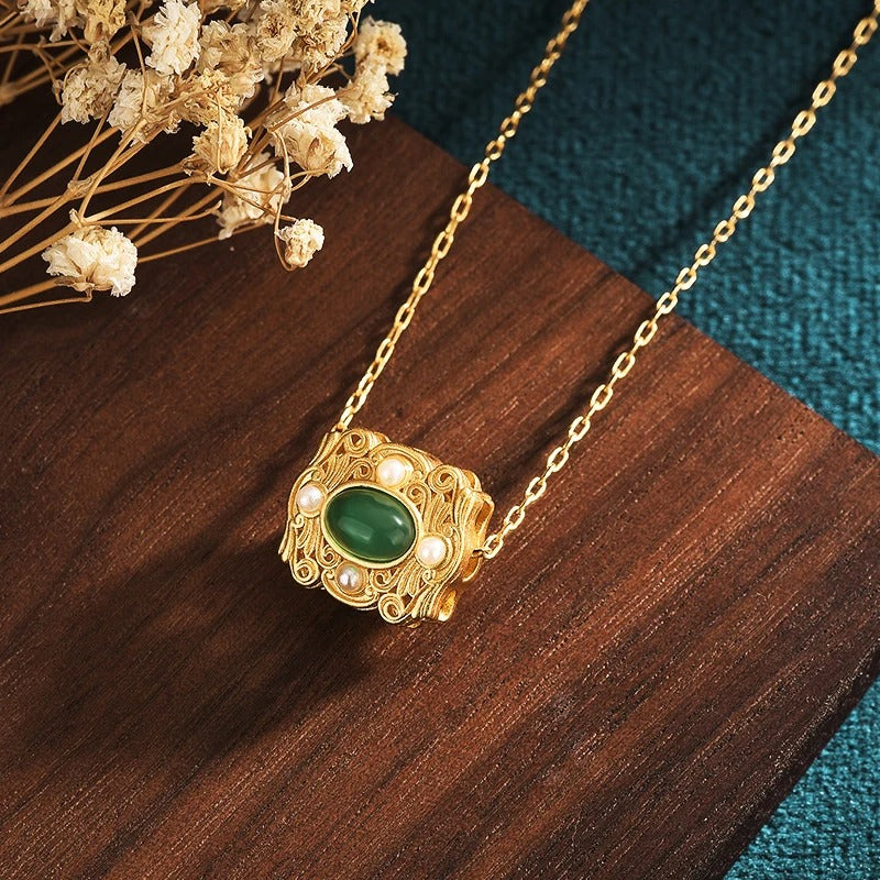 Collar con Dije Cuadrado de Gema Verde & Perla en Oro Vintage