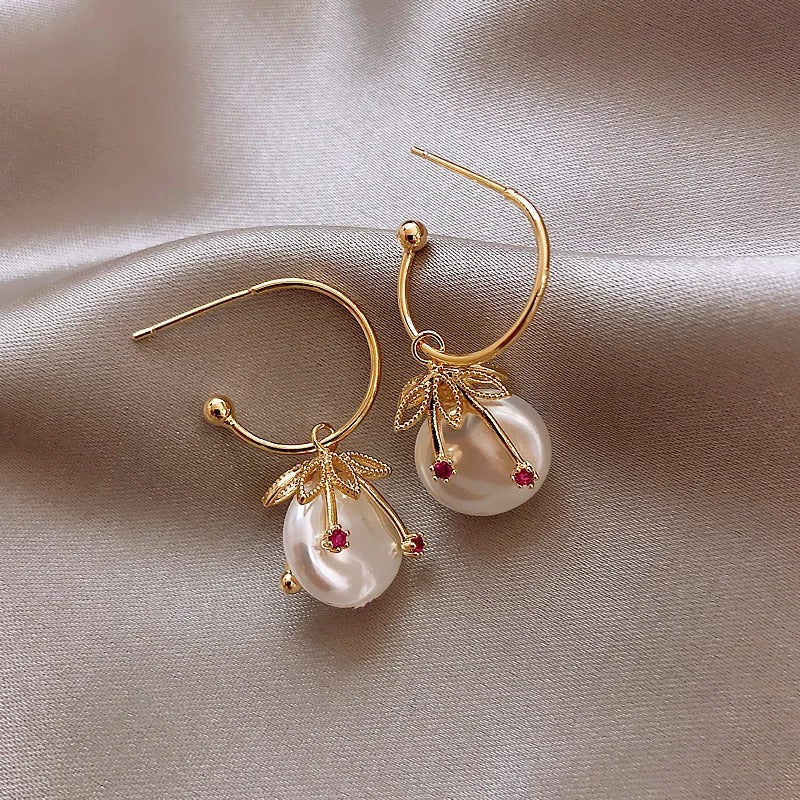Aretes Vintage de Cereza en Oro & Perla