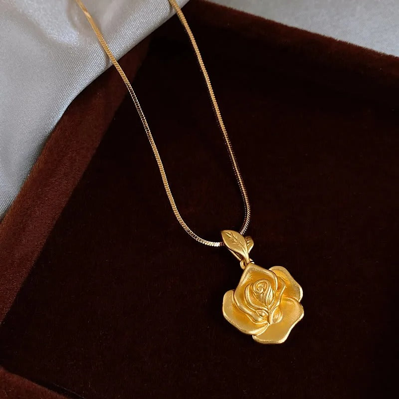Collar con Dije de Rosa en Oro Vintage