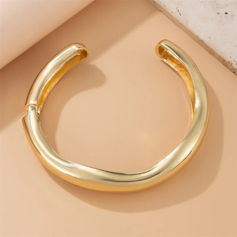 Collar Choker Clásico Curvo Liso en Oro