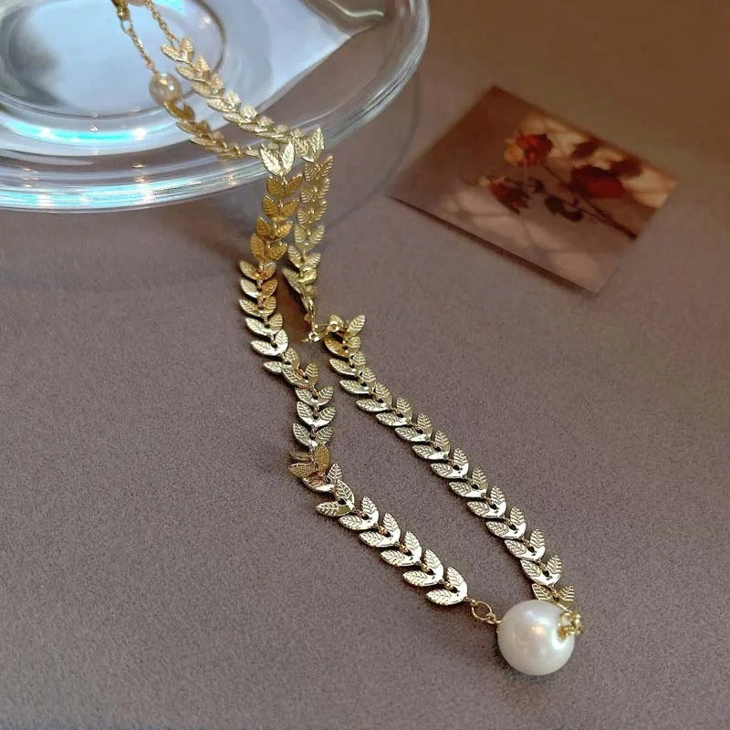 Collar de Dije de Perla Grande & Patrón de Hoja en Oro