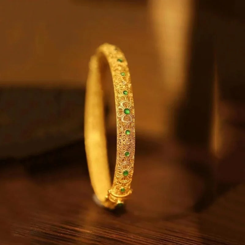 Brazalete Estilo Étnico de Piedra Preciosa Verde & Patrón Floral en Oro