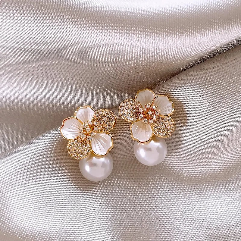 Aretes de Dije de Camelia Blanca y Perla
