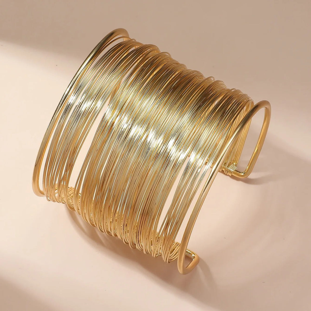 Brazalete Abierto de Alambre Enrollado en Oro