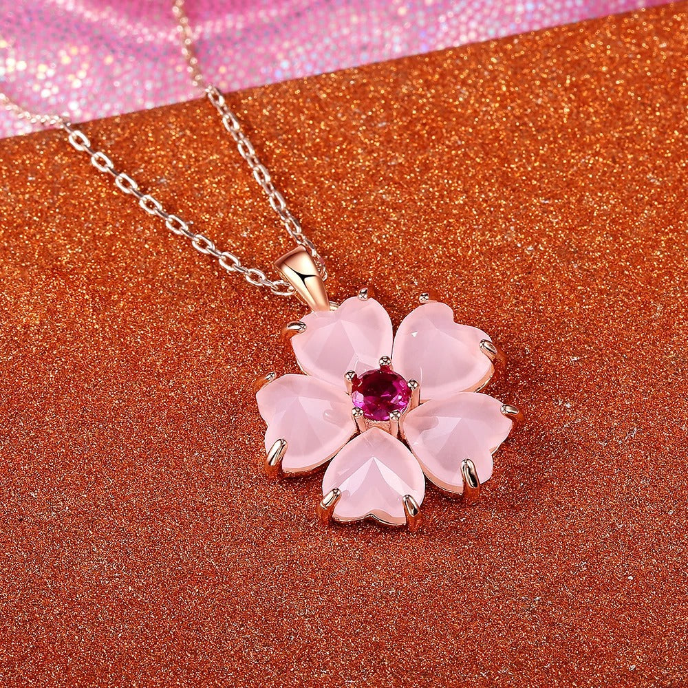 Collar con Dije de Flor Rosa en Oro