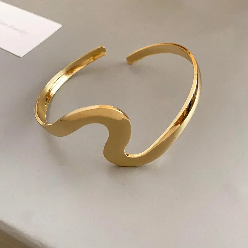 Brazalete Clásico Abierto de Ola en Oro