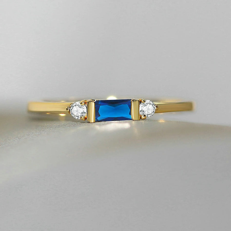 Anillo Resplandeciente en Oro & Centro Azul Impactante