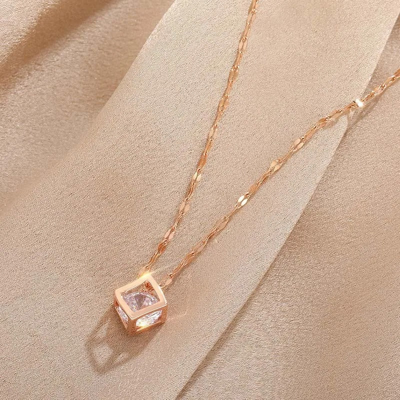Collar con Dije Cuadrado Tachonado de Cristales en Oro Rosa Vintage
