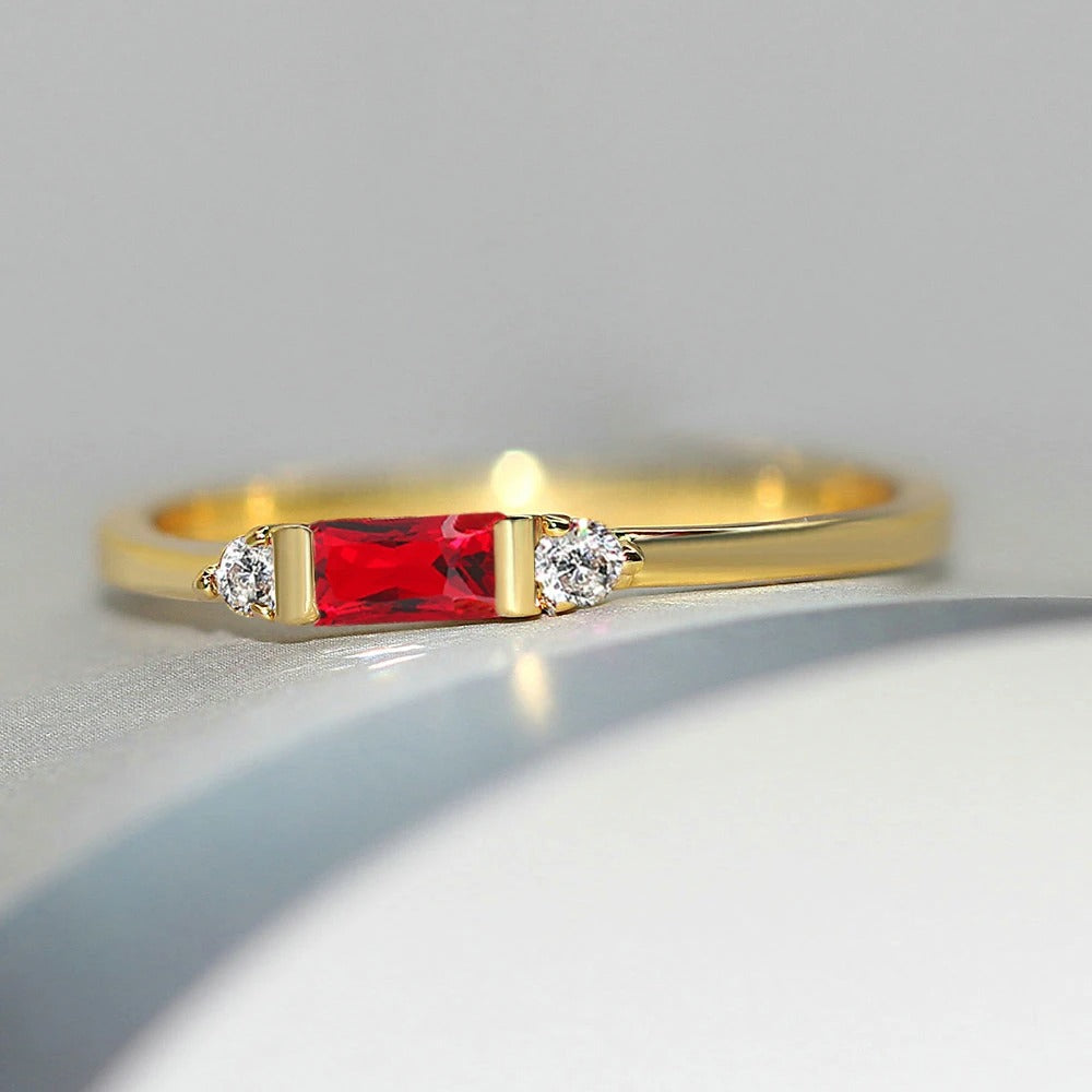 Anillo Chispeante de Oro & Piedra Central Roja