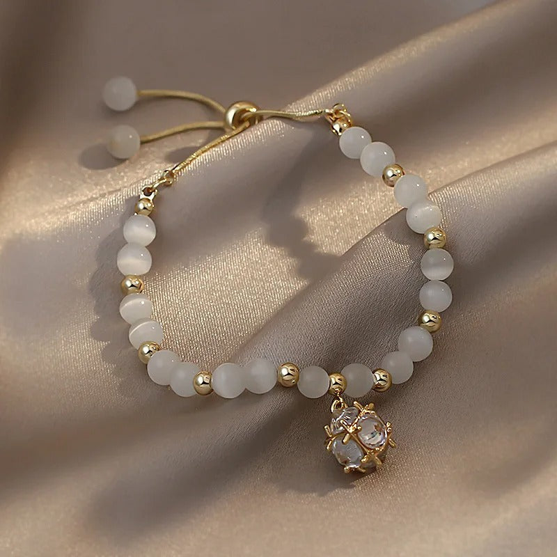 Pulsera de Dije de Cristal & Cuentas Blancas en Oro