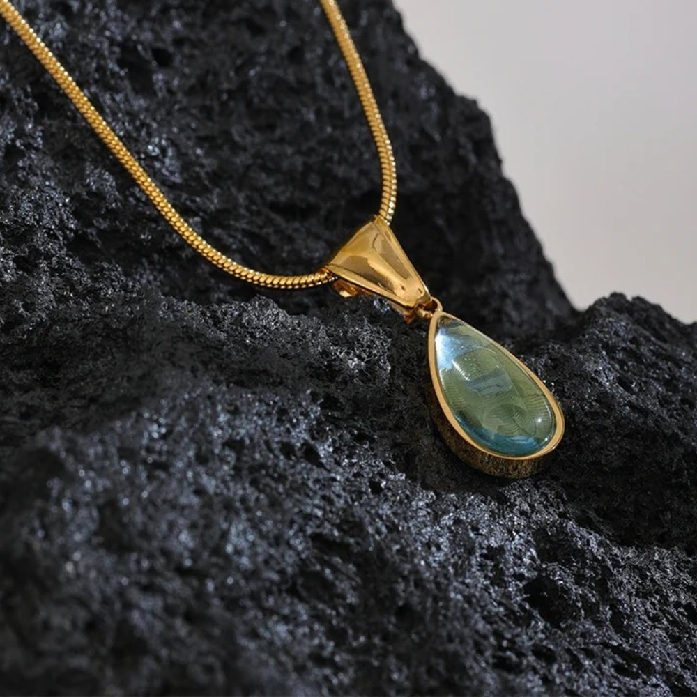Collar con Dije de Gota de Agua de Cristal de Vidrio Verde Vintage | Joyería Sostenible Inspirada en el Océano