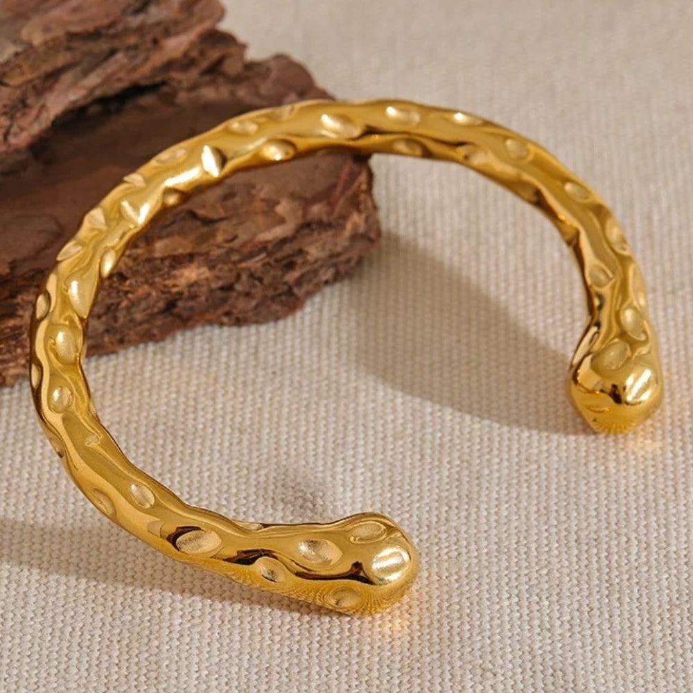 Brazalete Vintage Abierto Esculpido en Oro
