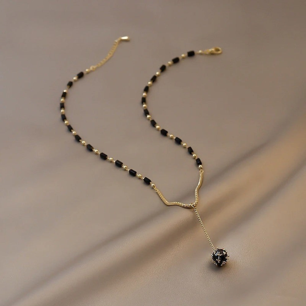 Collar Vintage Colgante de Cuenta Negra en Oro