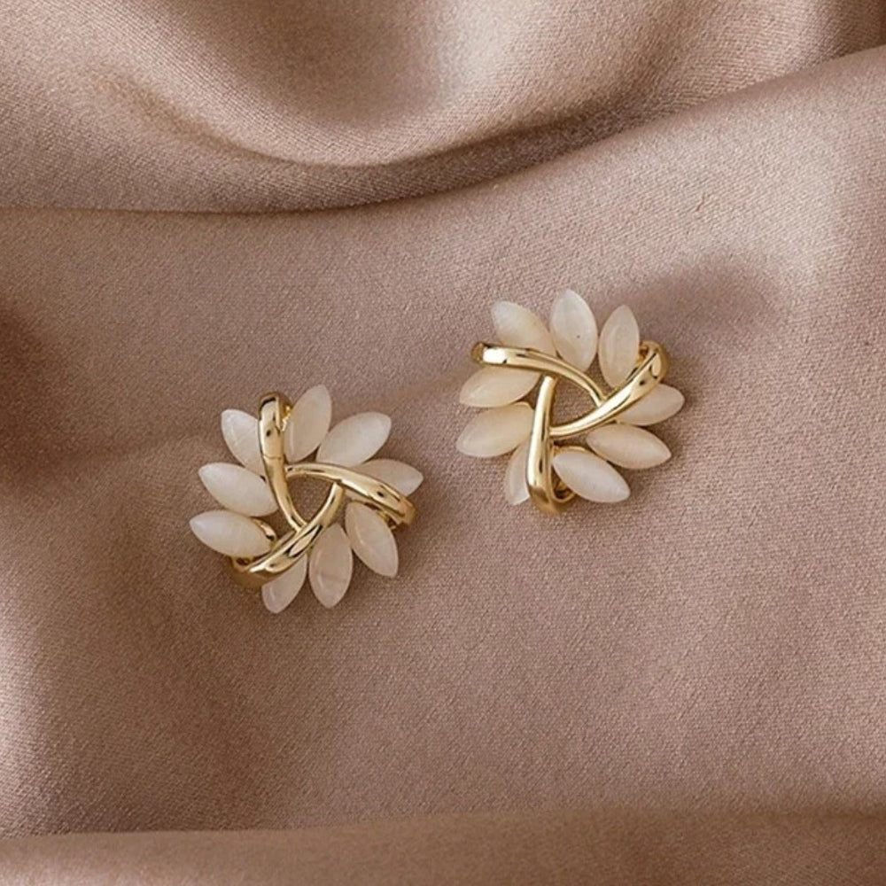 Aretes Vintage de Flor en Oro & Perla