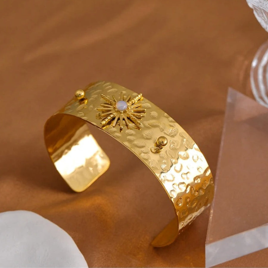 Brazalete Vintage de Sol Radiante en Oro