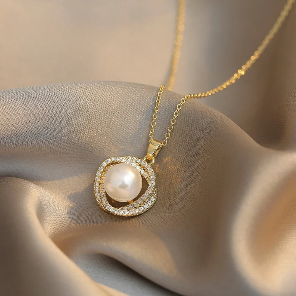 Collar con Dije de Perla y Círculo Trenzado en Oro
