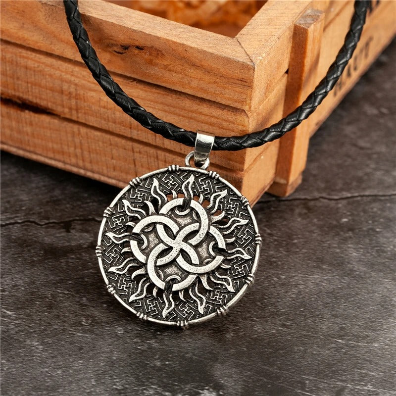 Collar con Dije de Nudo de Sol en Plata Vintage
