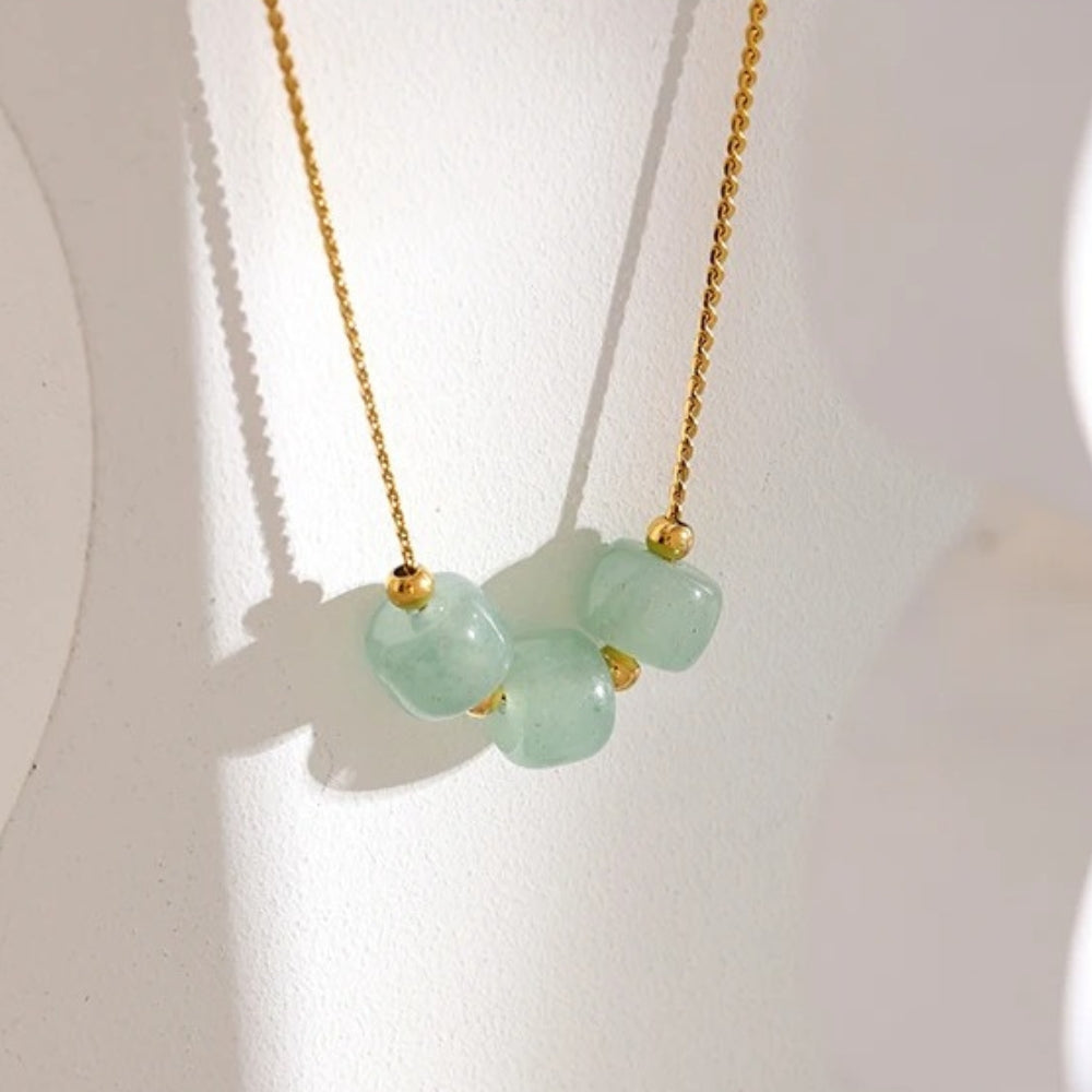 Collar Vintage de Piedra Verde Suave en Oro