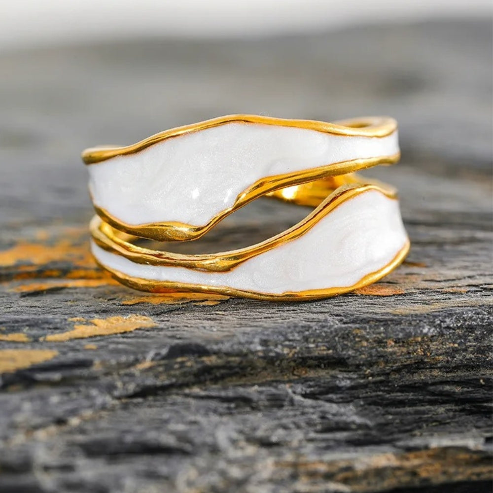 Anillo Abierto con Patrón de Espiral en Esmalte Blanco y Oro