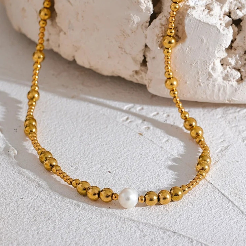 Collar con Cuentas y Acento de Perla en Oro