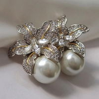 Aretes Elegantes de Flor y Perla