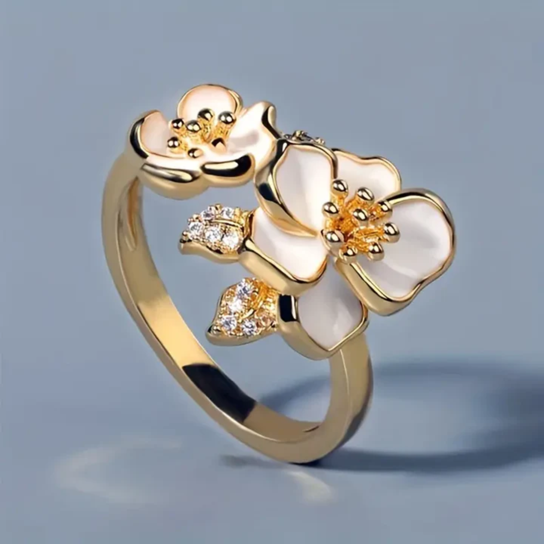 Anillo de Flor Blanca en Oro